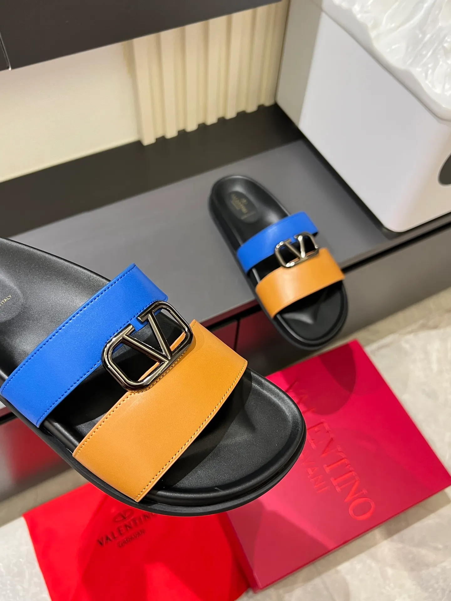 Men's shoes 💰p300 VALENTINO Men's 🧍‍♂️ Spring and summer new style metal logo flat slippers, elegant sandals, the same style worn by celebrities, original molding, imported calfskin. Rubber outsole. Soft and durable, full set of counter packaging size: 39-44 (.45.46 customized)